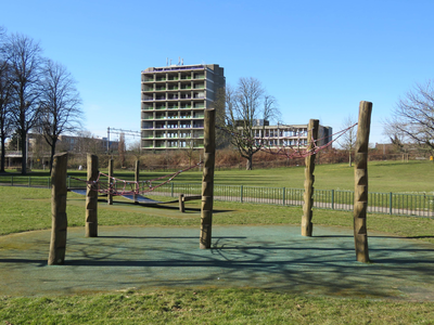 838302 Gezicht op de kinderspeelplaats in het Noordse Park te Utrecht. Op de achtergrond het voormalige schoolgebouw ...